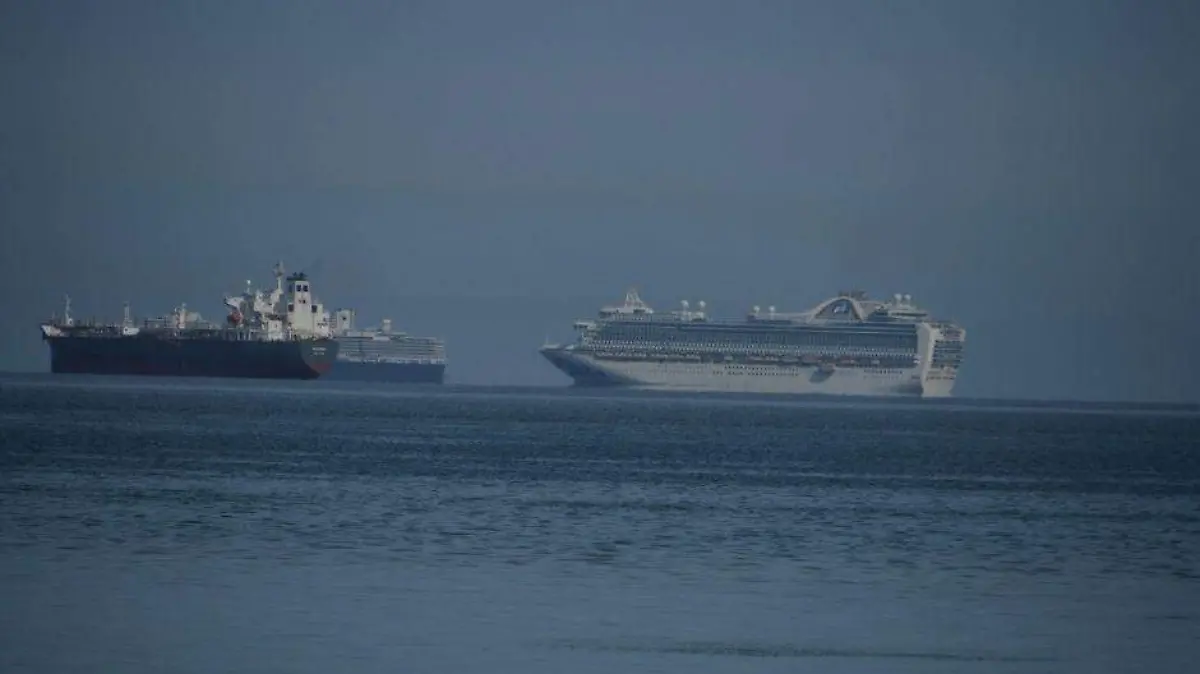 Embarcación desprende humo en la bahía de La Paz